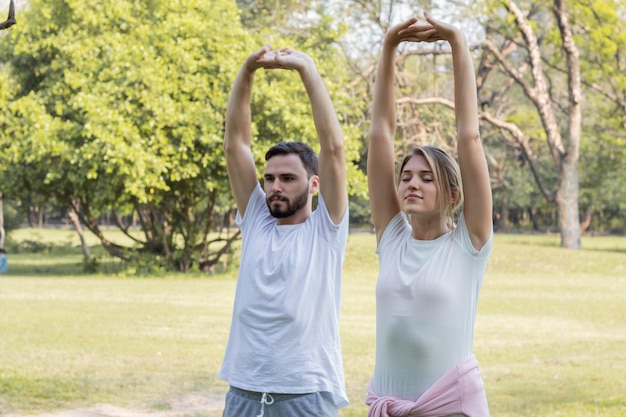 Les couples font de l'exercice dans le parc.