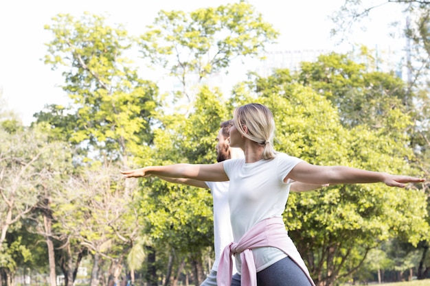 Les couples font de l'exercice dans le parc.