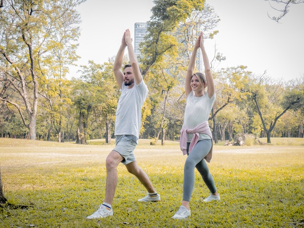 Les couples font de l'exercice dans le parc.