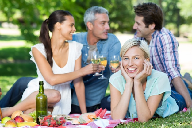 Couples heureux au parc