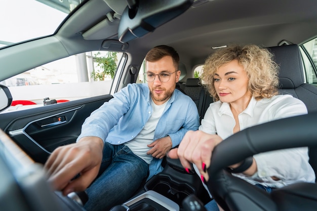 Couples heureux dans leur nouvelle voiture