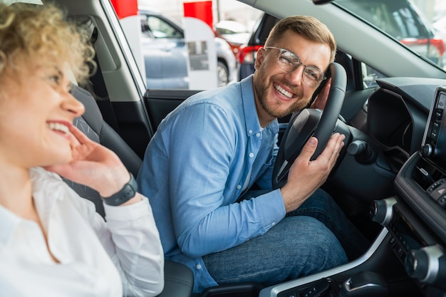 Photo couples heureux dans leur nouvelle voiture