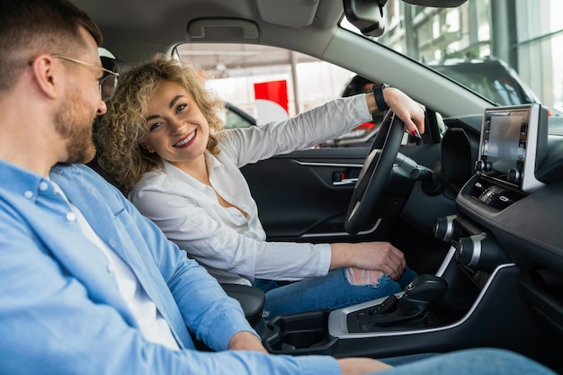 Couples heureux dans leur nouvelle voiture