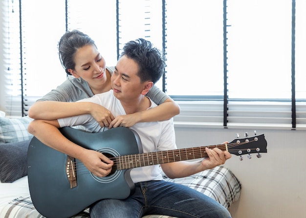 Couples jouant de la guitare