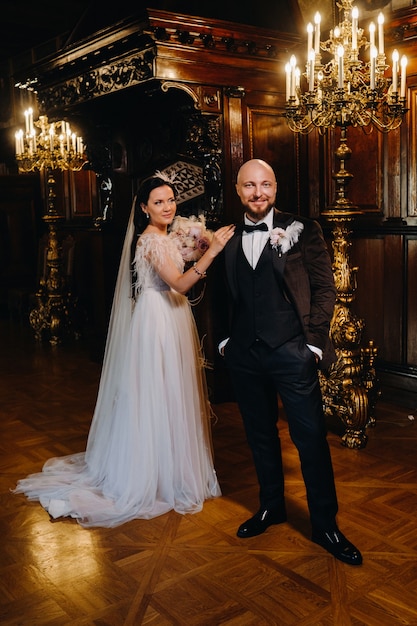 Couples de mariage élégants à l'intérieur du vieux château de la ville de Nesvizh