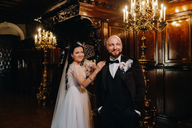 Couples de mariage élégants à l'intérieur du vieux château de la ville de Nesvizh