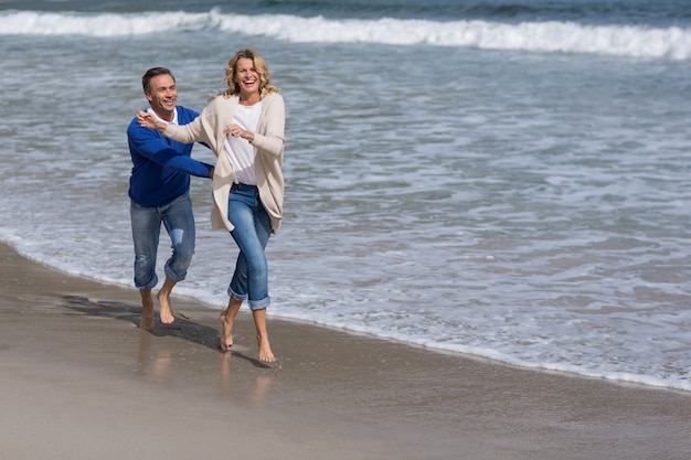 Couples mûrs, apprécier, plage