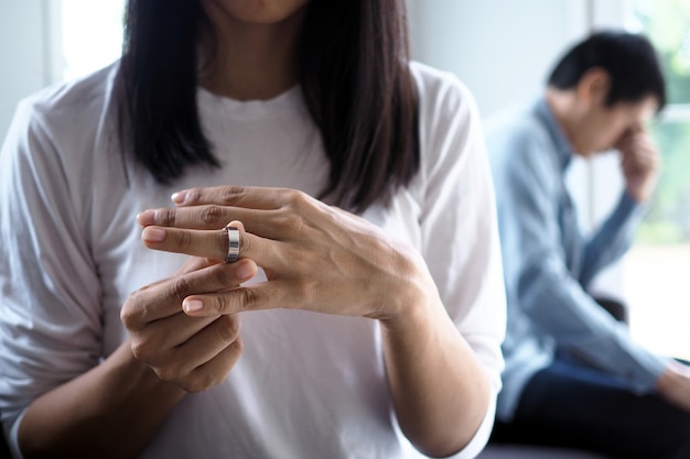 Les couples ont un problème de couple après s'être disputés, offensés. La femme a pris l'alliance et a décidé de démissionner et de divorcer.