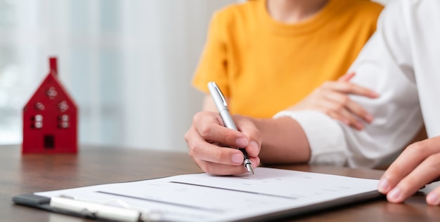 Les couples ont signé un contrat pour acheter une maison du courtier