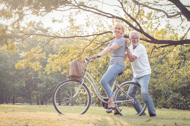 Les couples de personnes âgées font du vélo ensemble.