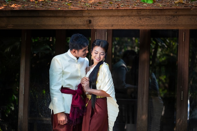 Les couples qui prennent des photos avant le mariage dans le style thaïlandais. Douce belle photo de pré-mariage de la mariée et le marié.