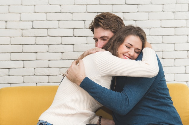 Des couples s'embrassant joyeusement.