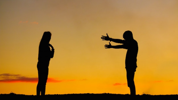 Couples de silhouettes sur ciel coucher de soleil