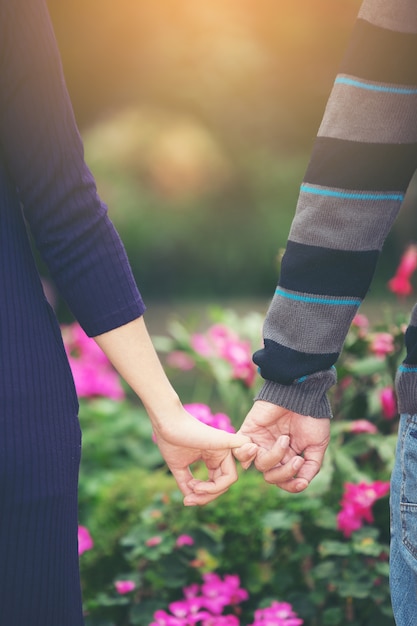 Couples tenant par la main. Été en amour.