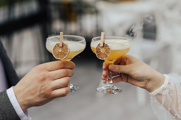 Photo les couples trinquent avec des verres de cocktails