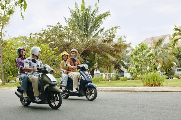 Des couples vietnamiens à moto.