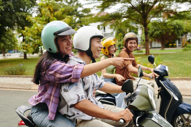 Des couples vietnamiens à moto.