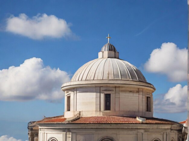 La coupole blanche du Panthéon national à Lisbonne avec un ciel bleu et quelques nuages en arrière-plan