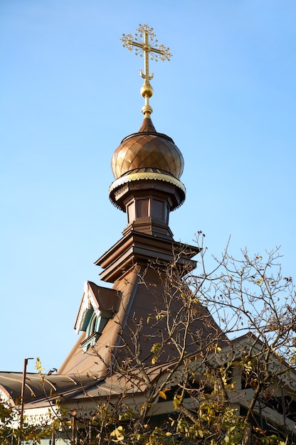 Coupole de l'église sur le territoire du Jardin botanique de l'Académie ukrainienne des sciences (Kiev, Ukraine).