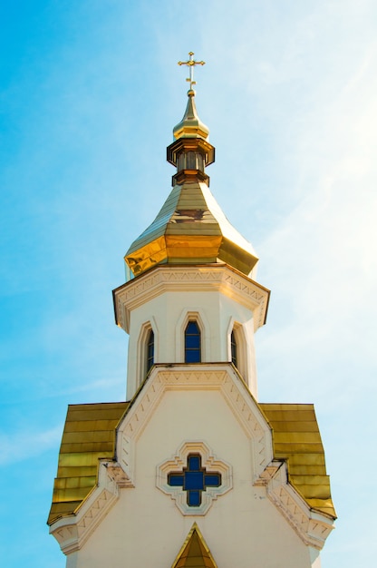 Coupoles dorées de l'église contre le ciel