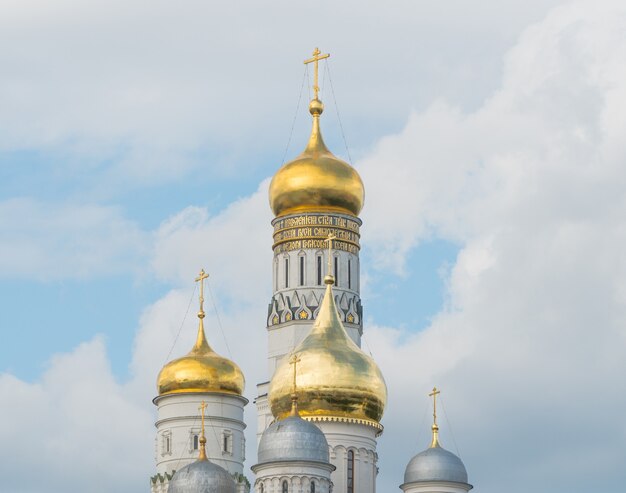 Coupoles dorées de l'église avec des croix contre le ciel