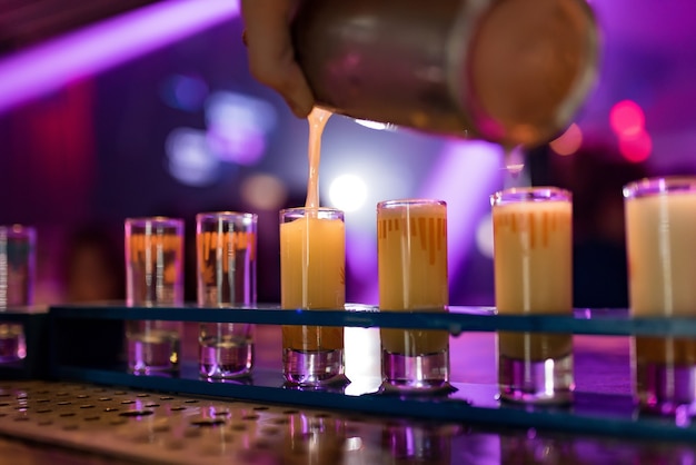 Coups de cocktails lumineux dans le bar Images colorées dans une boîte de nuit