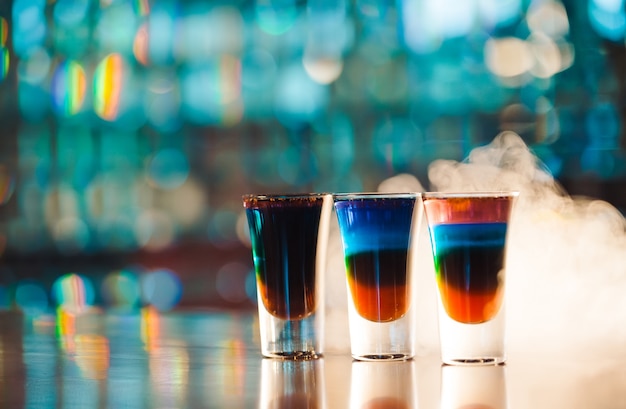 Coups multicolores sur le bar