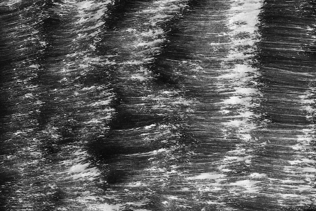 Coups de pinceau à l'encre blanche peints sur fond aquarelle noir