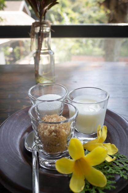 Coups De Tasse De Sucre Et De Lait Ajoutés