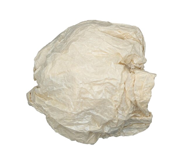 Photo coupure de boule de papier froissée isolée sur fond blanc