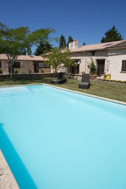 Cour arrière avec piscine et espace patio