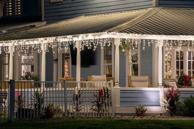 Cour avant de la maison avec grand porche illuminé de décorations de Noël Décoration extérieure de la maison familiale de Floride pour les vacances d'hiver