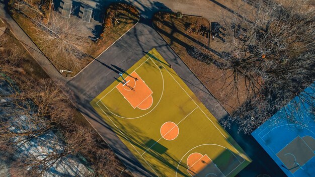 Photo cour de basket-ball vue du haut du centre sportif enrico mattei san donato milanese milano italie