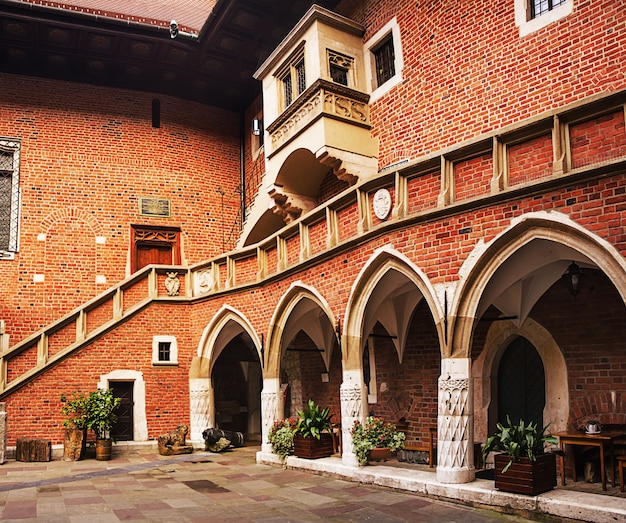 Cour à la célèbre Université Jagellonne de Cracovie, Pologne