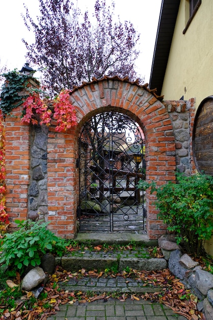 Cour cosy avec passage voûté en brique rouge