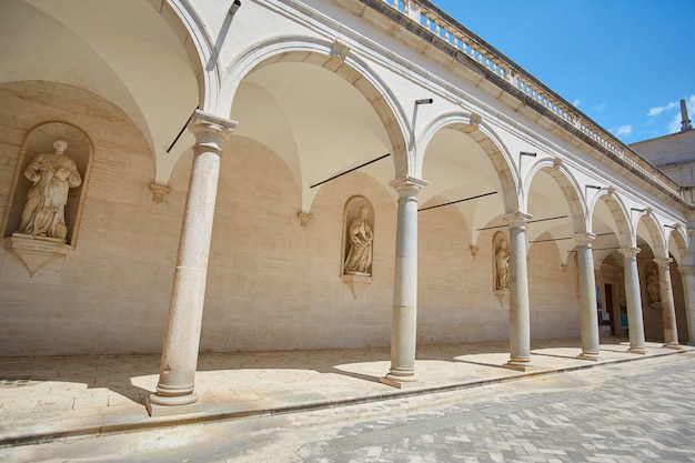 Cour du monastère avec colonnes