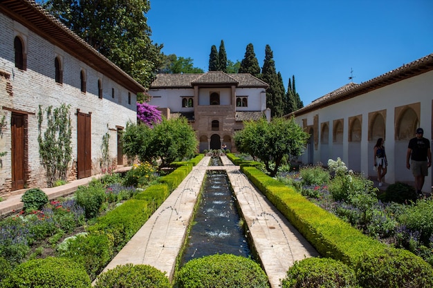 La cour du palais de l'alhambra