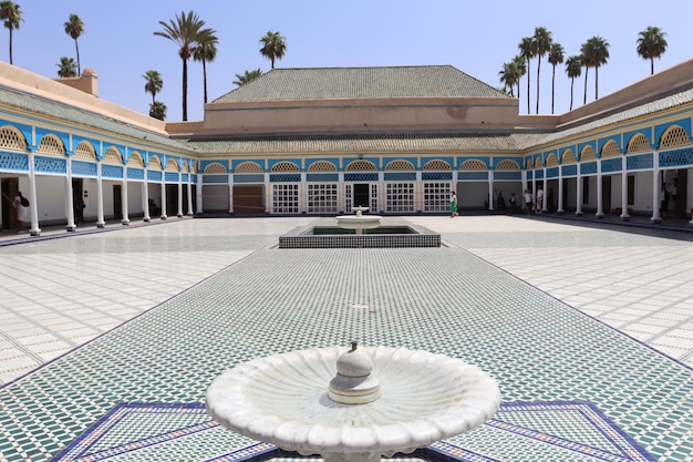 Cour du Palais Bahia, palais à Marrakech. La cour est décorée de tuiles précieuses.
