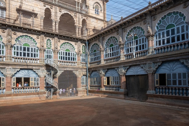 Une cour du palais de Mysore pendant la journée Mysore Karnataka Inde