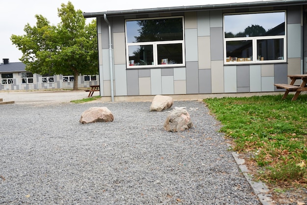 Une cour d'école avec des rochers et de l'herbe