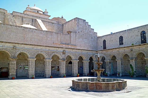 Cour de l'église au Pérou