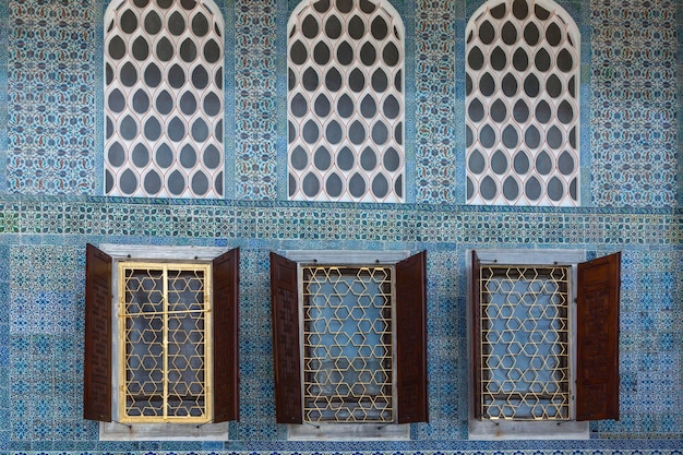 Cour de harem avec ornements orientaux bleus sur les murs d'un palais ottoman Histoire et tourisme Vue de face