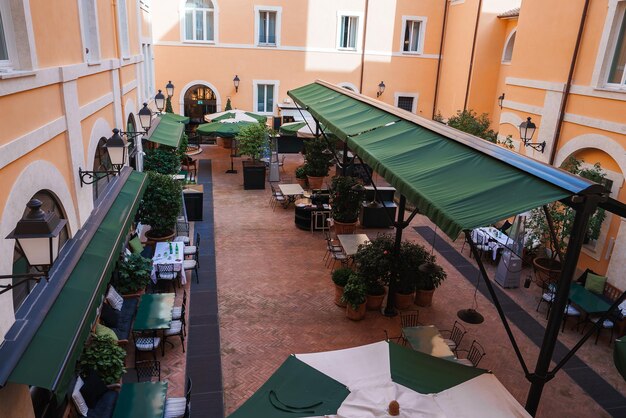 Cour d'hôtel de luxe avec architecture européenne à Rome