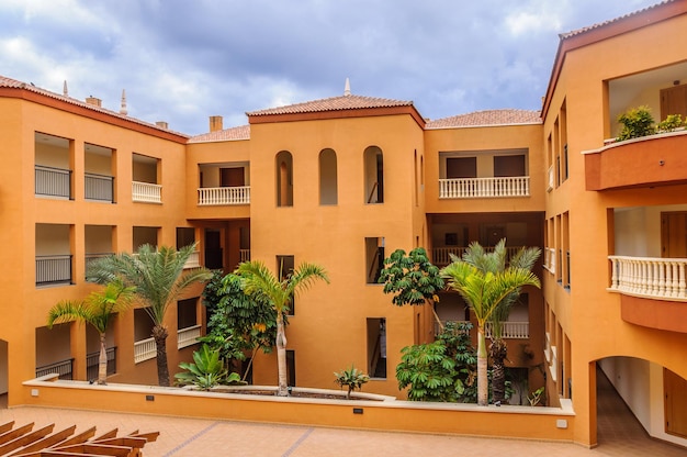 Cour de l'hôtel avec palmiers et arbres à Tenerife Espagne