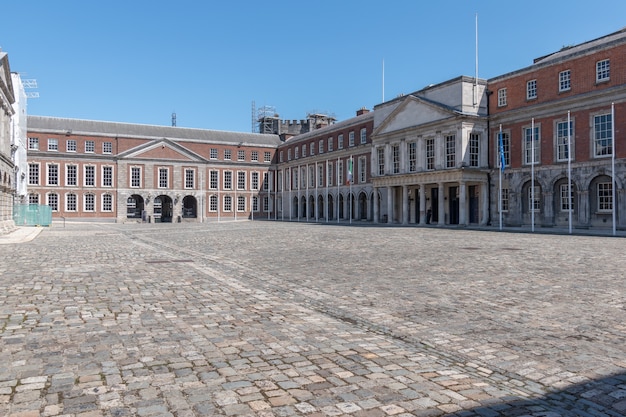 Photo cour intérieure du château de dublin à l'été 2021 sans personne en raison de covid-19.