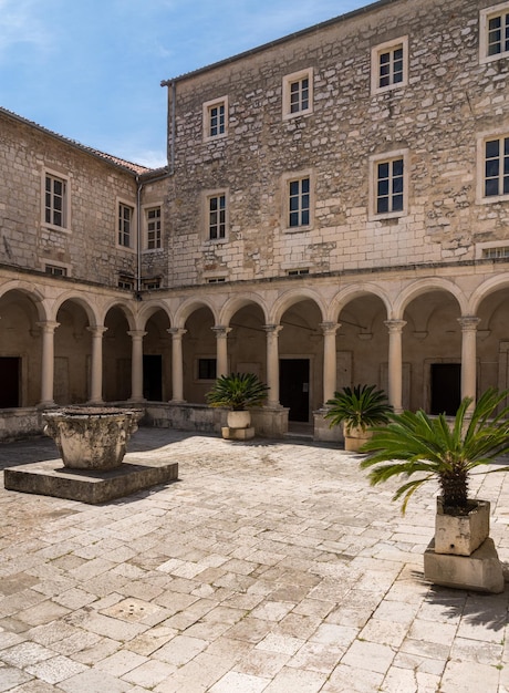 Cour intérieure du monastère franciscain dans l'ancienne vieille ville de Zadar en Croatie