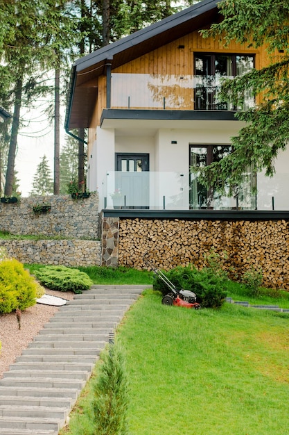 La cour d'une maison de campagne à la montagne