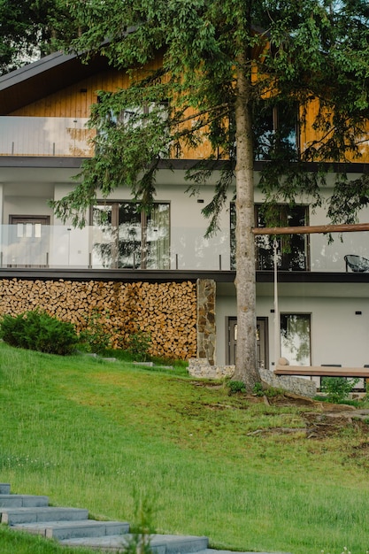 La cour d'une maison de campagne à la montagne