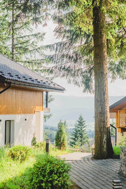 La cour d'une maison de campagne à la montagne