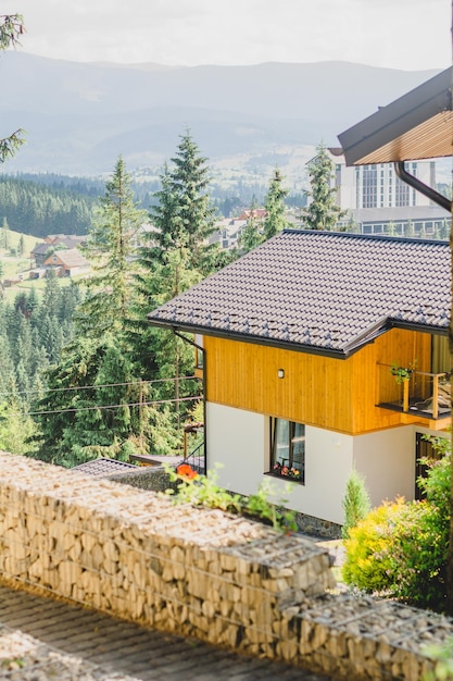 La cour d'une maison de campagne à la montagne